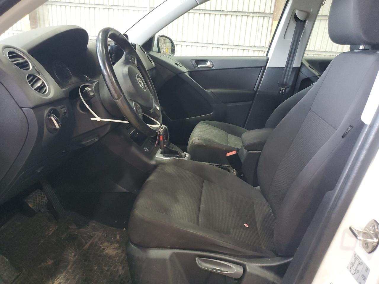 2017 Volkswagen Tiguan S VIN: WVGAV7AXXHK043847 Lot: 70269525