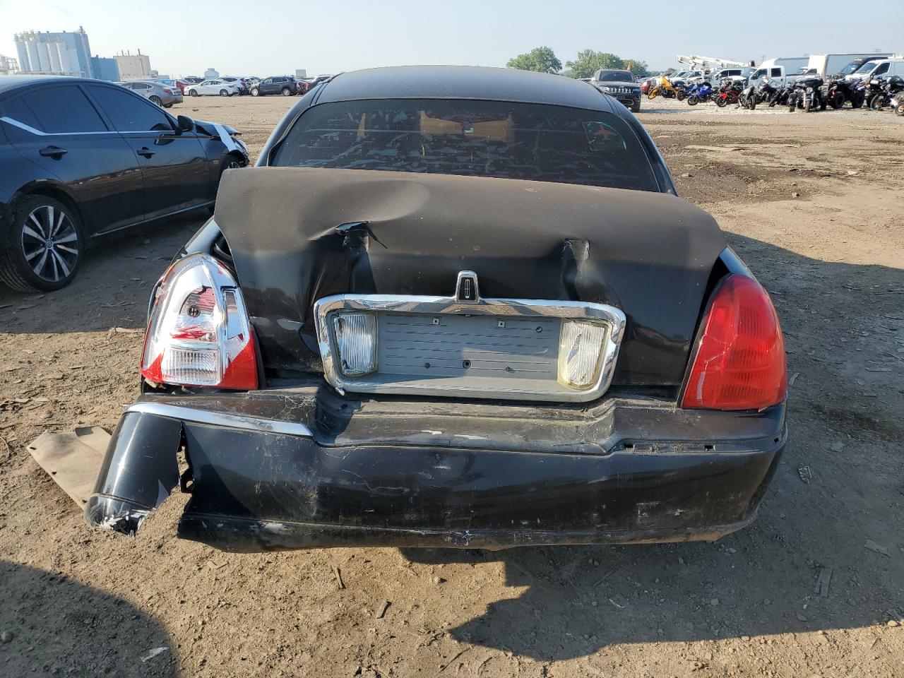 2011 Lincoln Town Car Executive L VIN: 2LNBL8EV2BX764418 Lot: 69111015