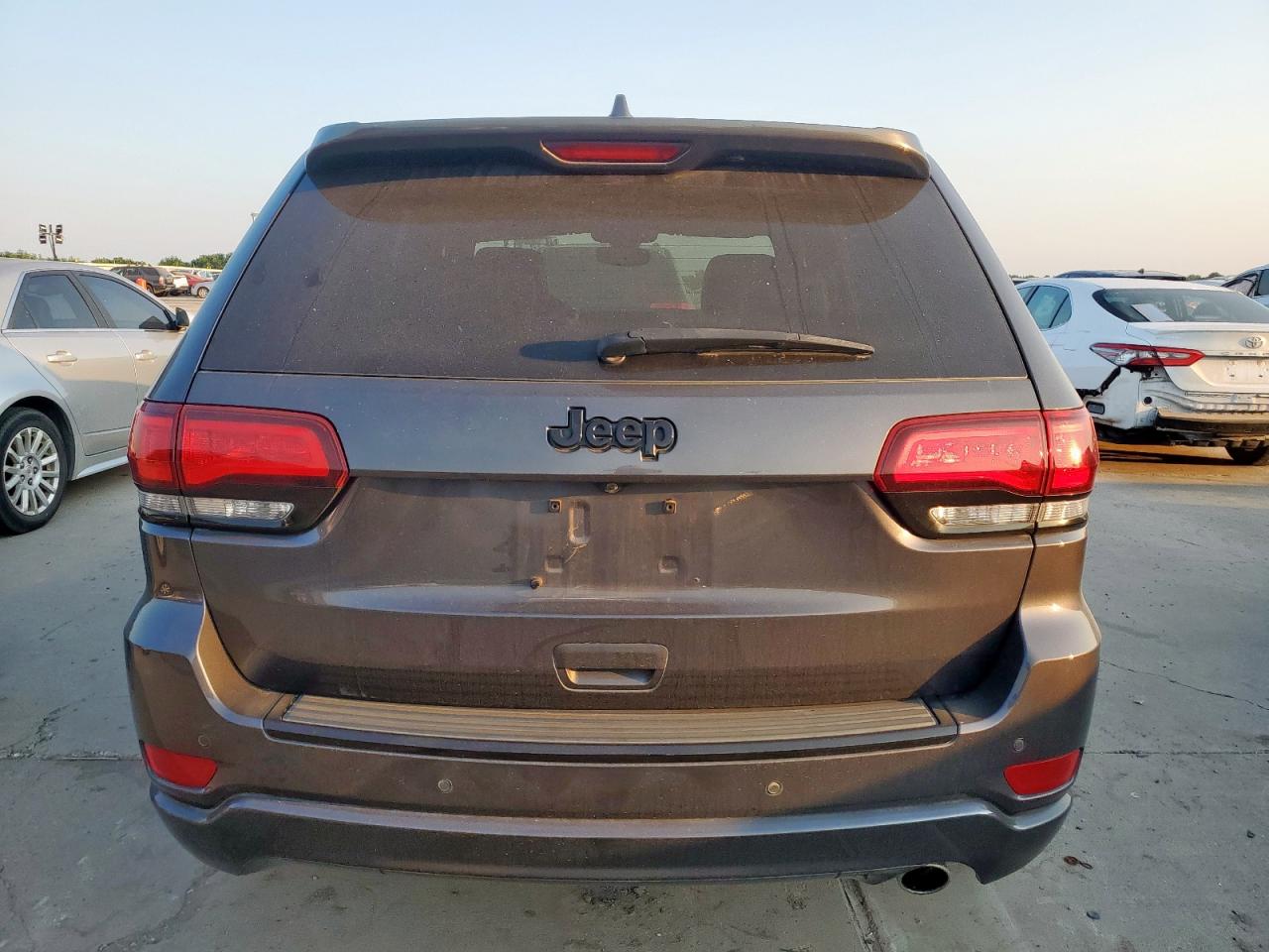 1C4RJEAG4JC380621 2018 Jeep Grand Cherokee Laredo