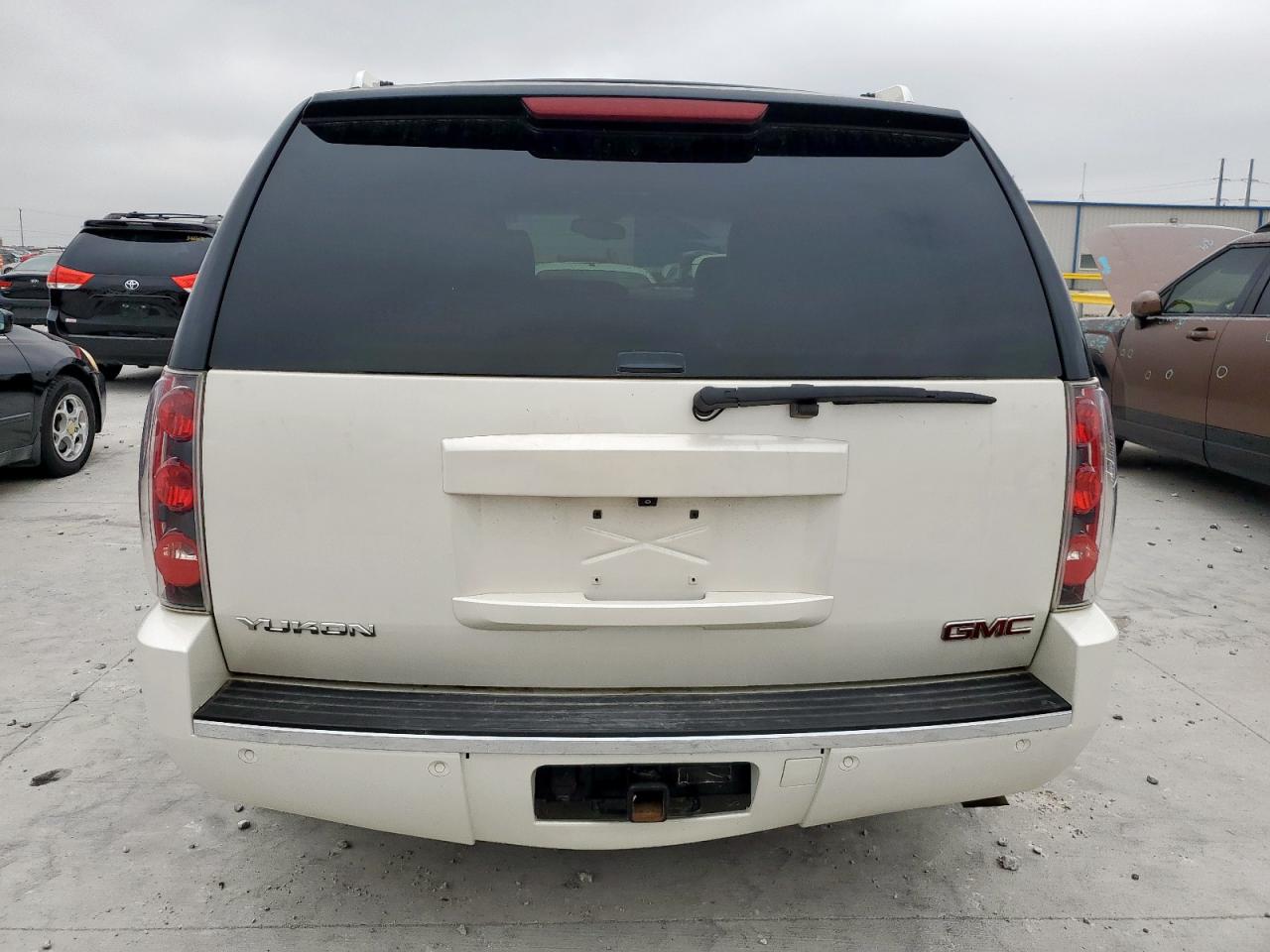 2011 GMC Yukon Denali VIN: 1GKS1EEF0BR200170 Lot: 70354145