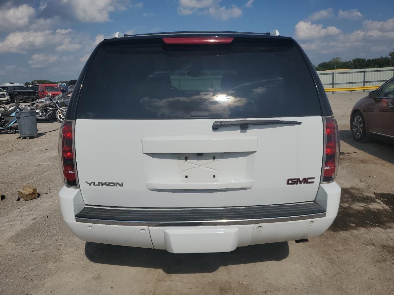 2007 GMC Yukon Denali VIN: 1GKFK638X7J318791 Lot: 67533185