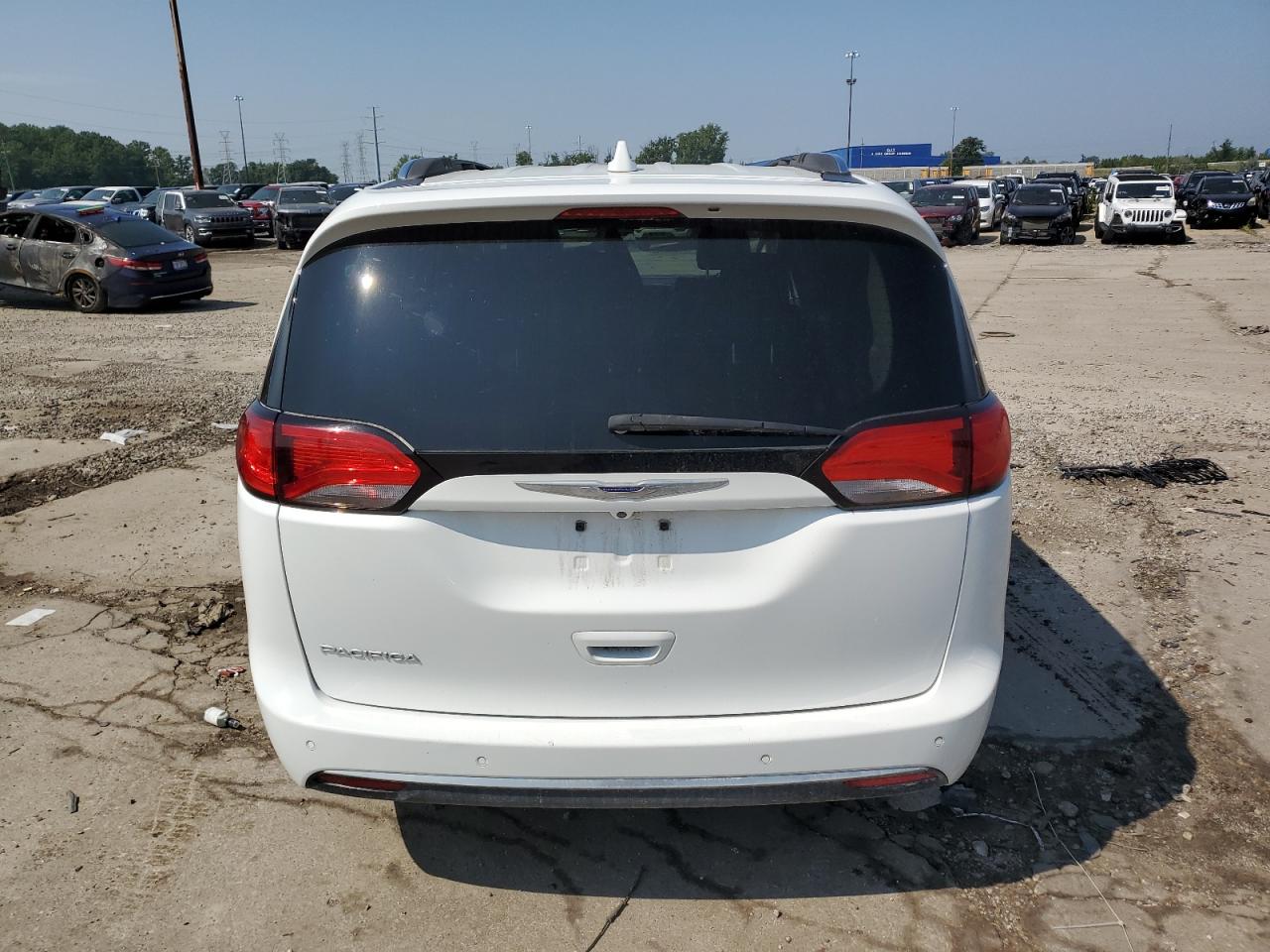 2020 Chrysler Pacifica Touring L VIN: 2C4RC1BG0LR285677 Lot: 68202755