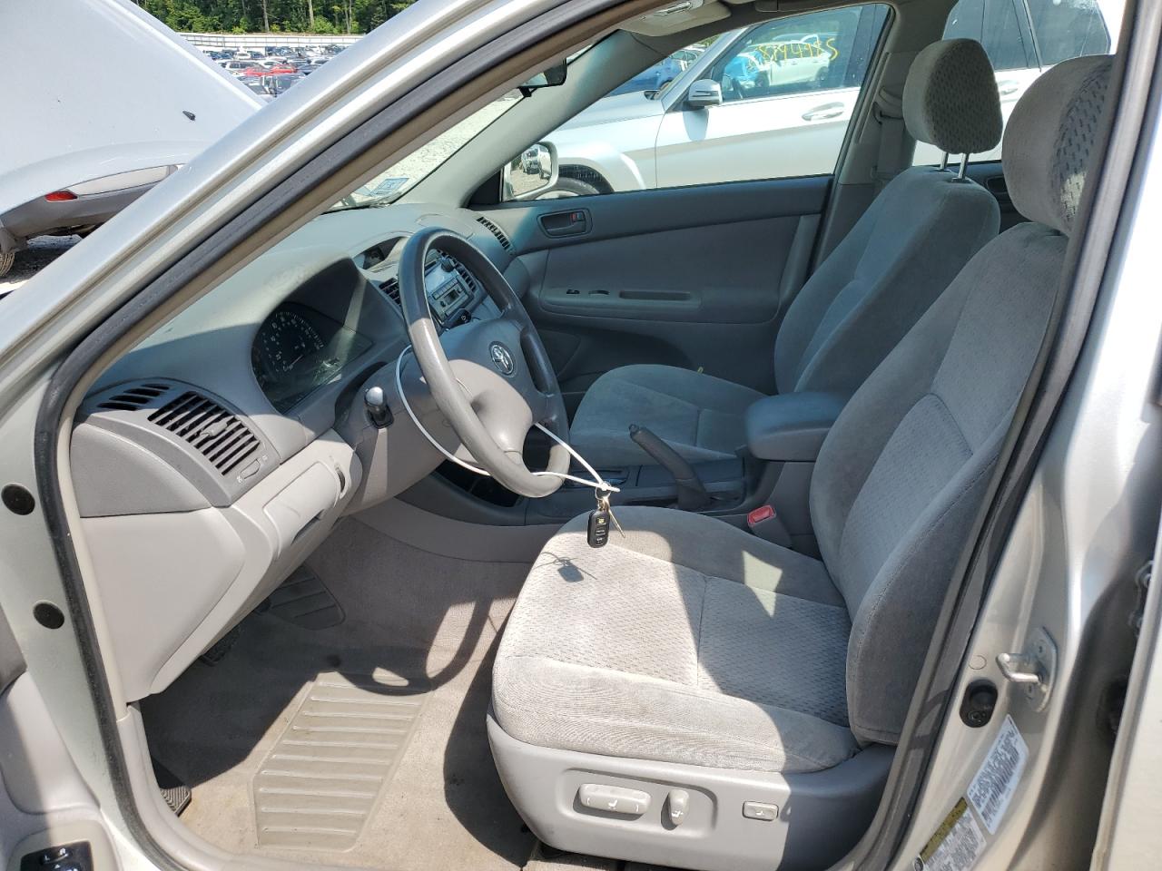 2004 Toyota Camry Le VIN: 4T1BE32K04U292835 Lot: 68074235