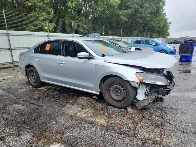 Sedans VOLKSWAGEN PASSAT 2014 Srebrny