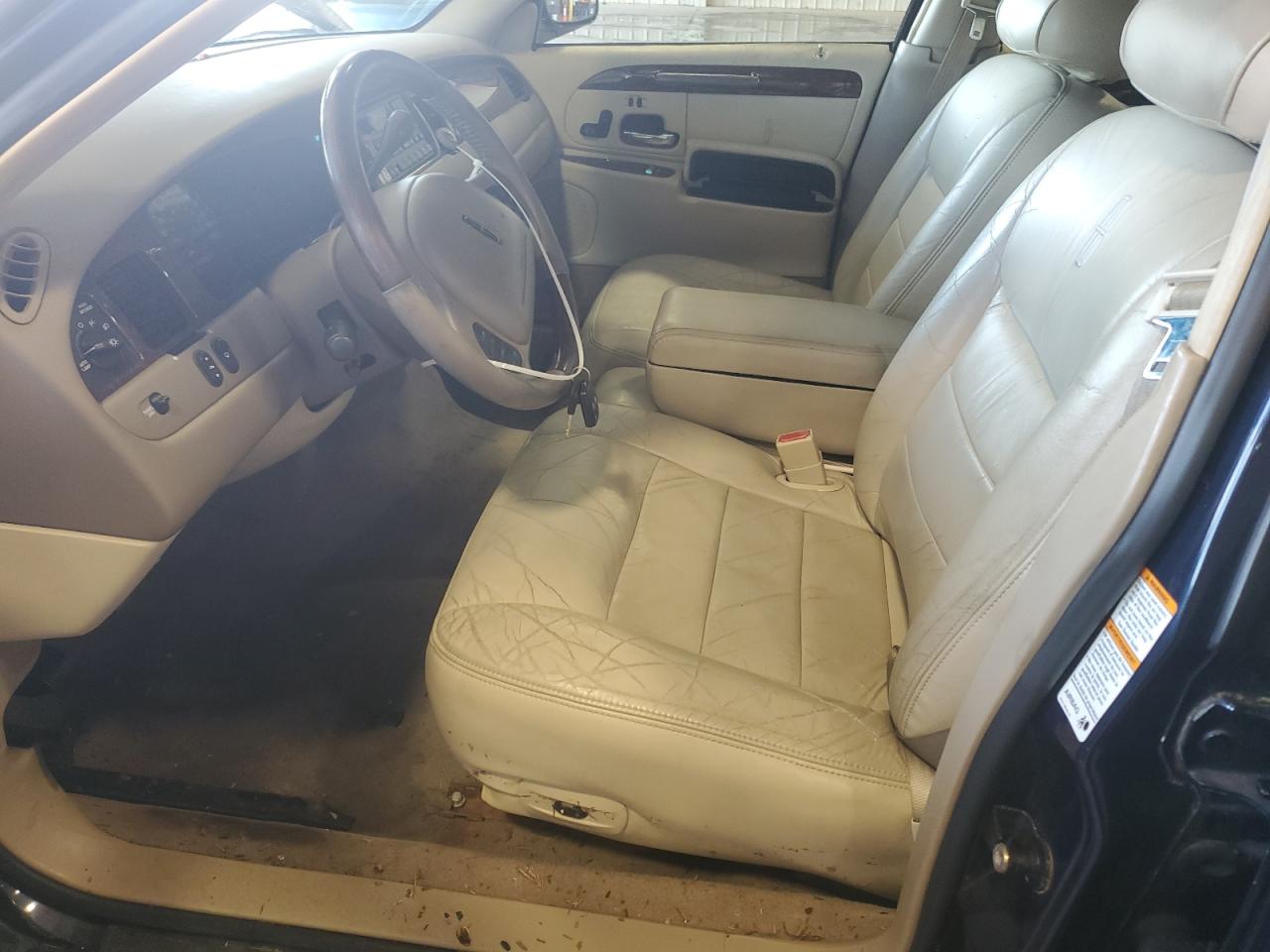 2001 Lincoln Town Car Signature VIN: 1LNHM82W41Y733433 Lot: 68140525