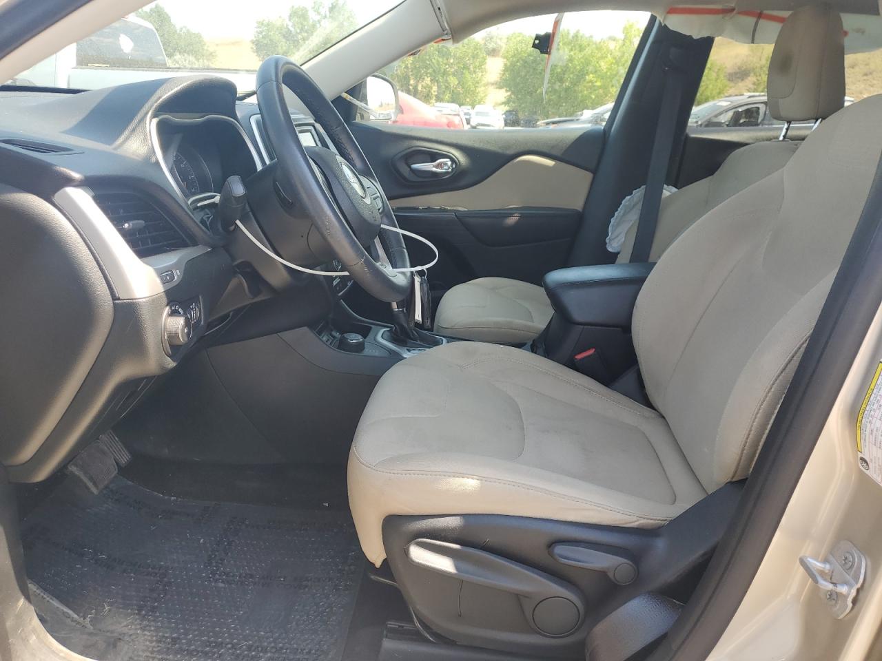 2015 Jeep Cherokee Latitude VIN: 1C4PJMCS5FW546685 Lot: 84010565