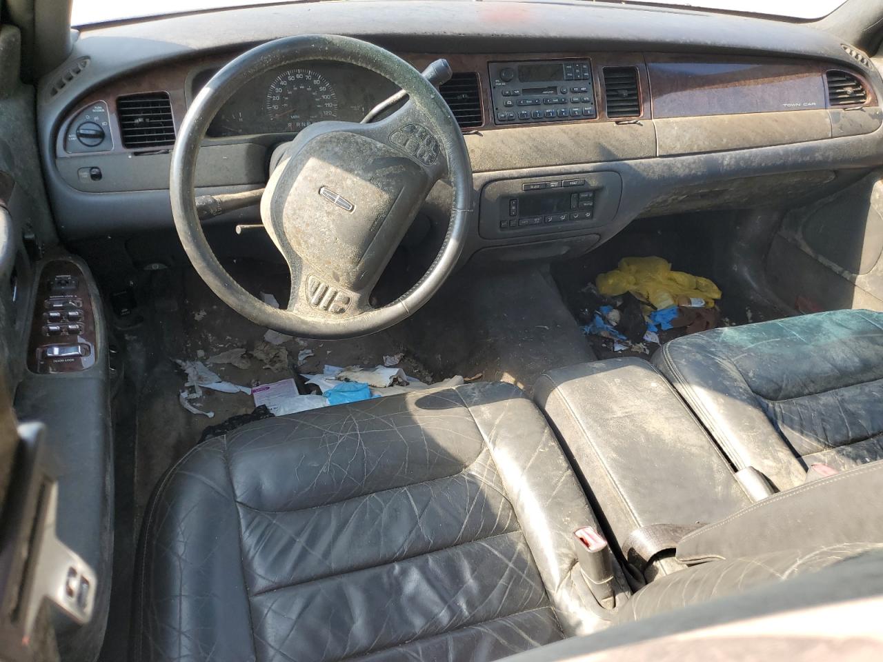 2000 Lincoln Town Car Signature VIN: 1LNHM82W5YY918083 Lot: 68651535