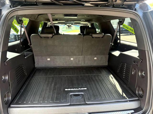 Parquets CADILLAC ESCALADE 2017 Czarny