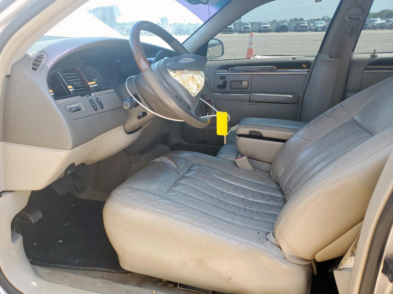 2003 Lincoln Town Car Signature VIN: 1LNHM82W13Y608408 Lot: 68421325