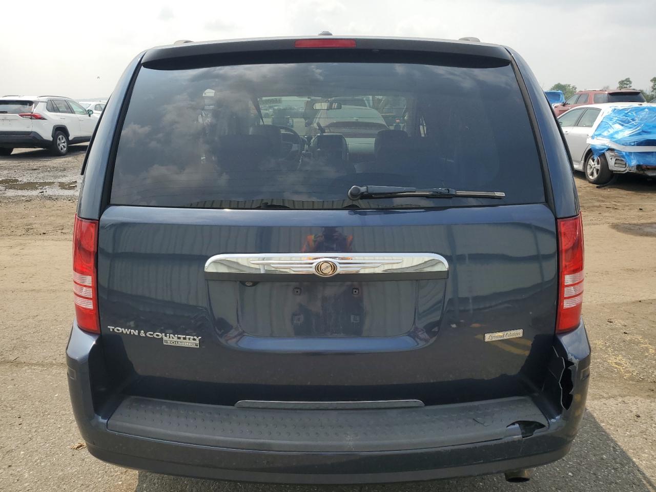 2008 Chrysler Town & Country Touring VIN: 2A8HR54P18R110143 Lot: 68002355