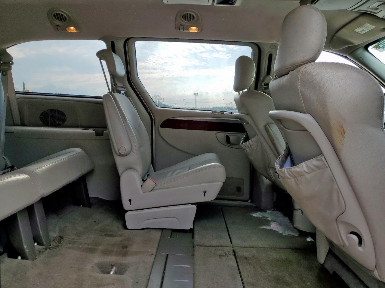 2005 Chrysler Town & Country Limited VIN: 2C8GP64L55R307287 Lot: 69293305