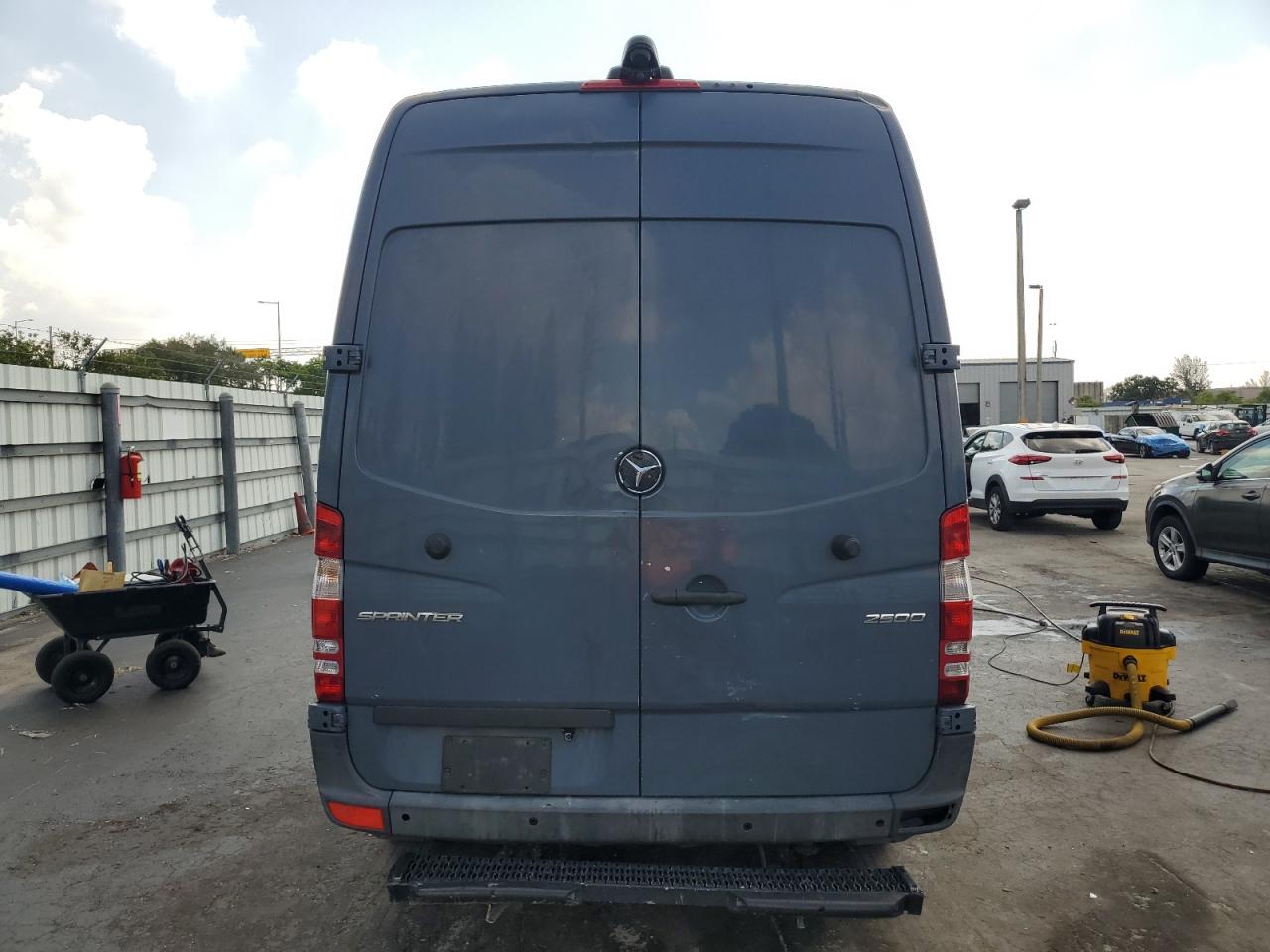 2018 Mercedes-Benz Sprinter 2500 VIN: WD3PE7CD0JP640249 Lot: 70082755