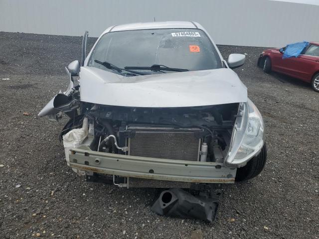  NISSAN VERSA 2019 Srebrny