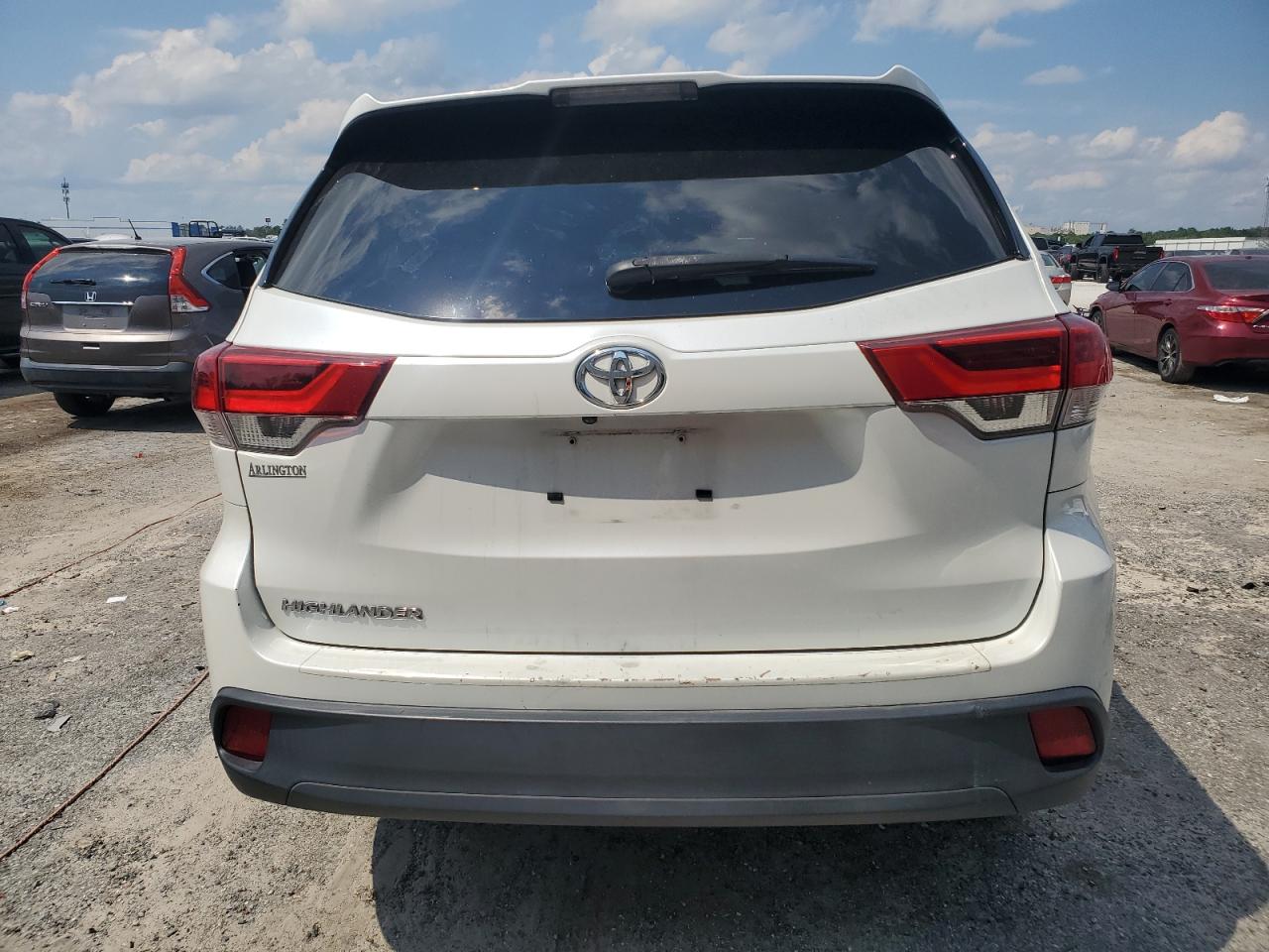 2019 Toyota Highlander Le VIN: 5TDZARFH8KS051719 Lot: 70501375