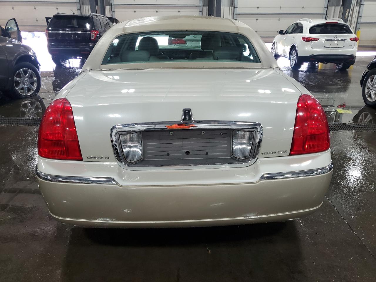 2006 Lincoln Town Car Signature Long Wheelbase VIN: 1LNHM85V96Y610625 Lot: 68278315