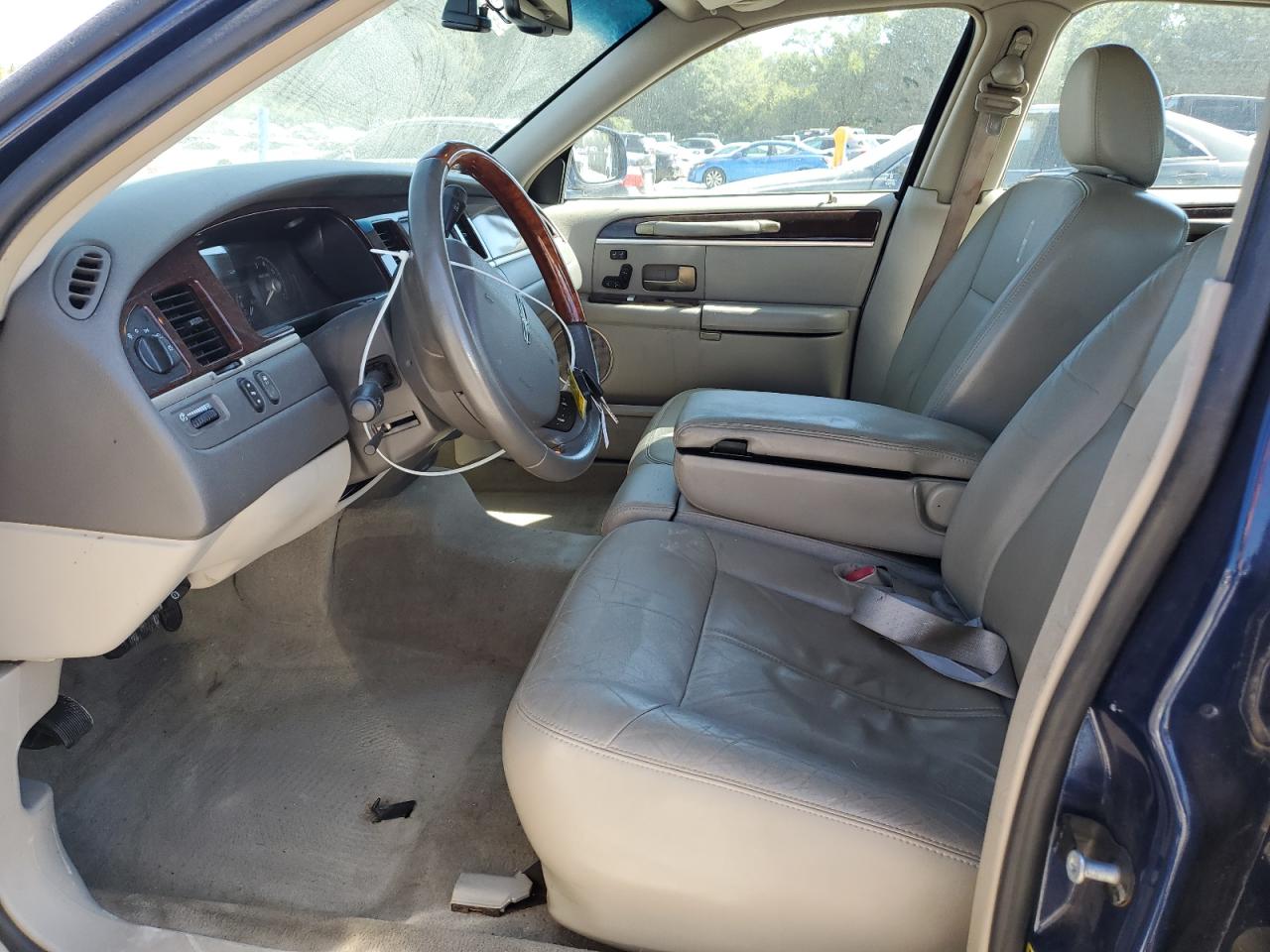 2009 Lincoln Town Car Signature Limited VIN: 2LNHM82V49X618057 Lot: 70892425