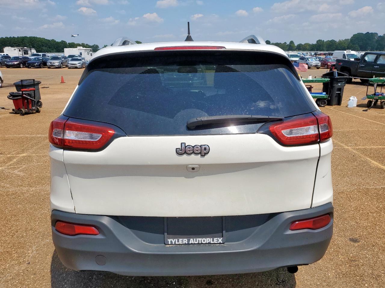 2017 Jeep Cherokee Latitude VIN: 1C4PJLCB8HW617777 Lot: 67397205