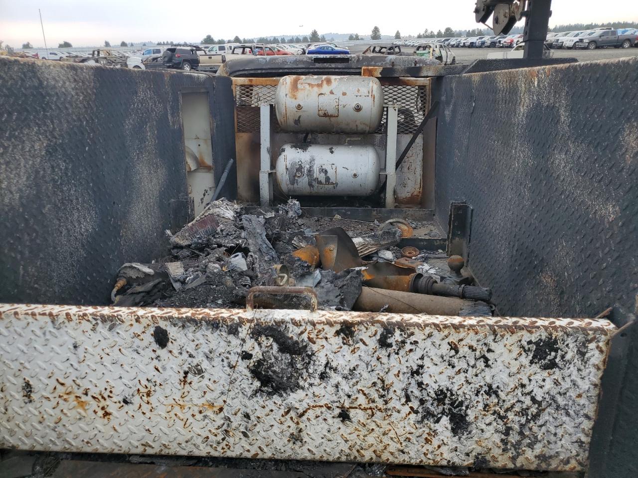 2002 Ford F550 Super Duty VIN: 1FDAF57F22EC18601 Lot: 70162395