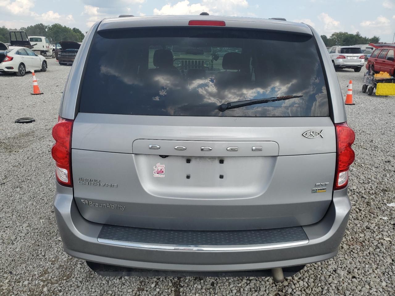 2018 Dodge Grand Caravan Sxt VIN: 2C4RDGCG9JR215414 Lot: 71731655