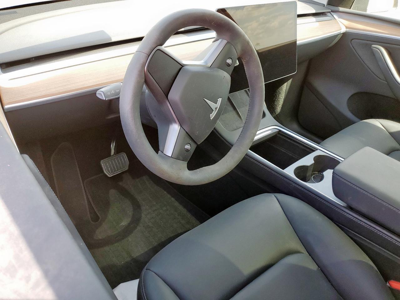 2024 Tesla Model Y VIN: 7SAYGDED1RA322615 Lot: 70672635