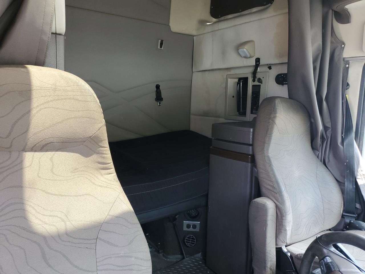 2016 Volvo Vnl Semi Truck VIN: 4V4NC9EH8GN940483 Lot: 66203815