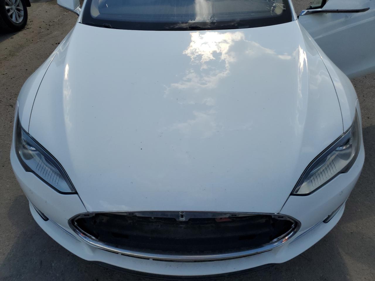 2014 Tesla Model S VIN: 5YJSA1H1XEFP55657 Lot: 71102115