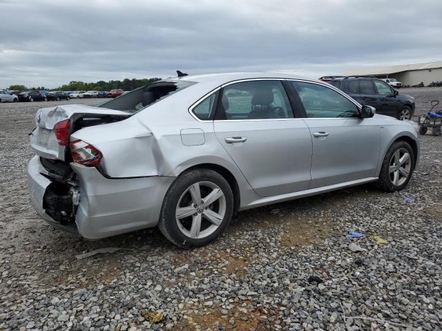 Sedans VOLKSWAGEN PASSAT 2014 Srebrny