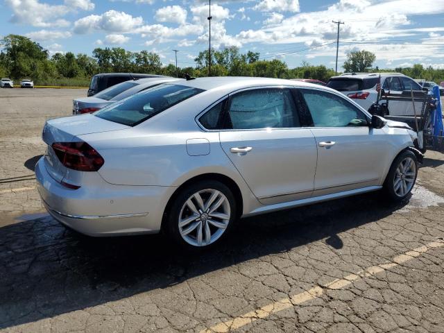  VOLKSWAGEN PASSAT 2017 Серебристый