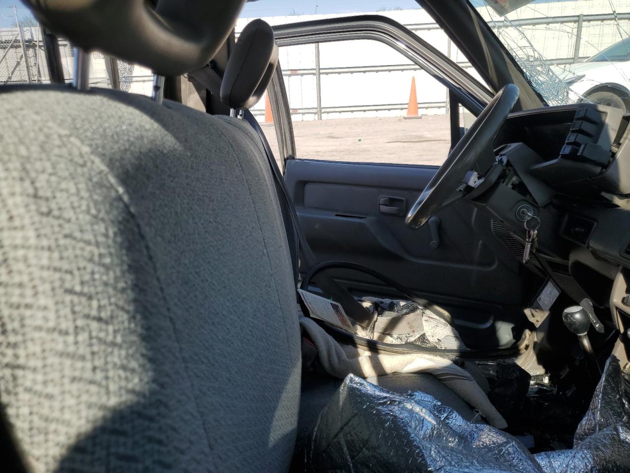 1993 Isuzu Conventional Short Wheelbase VIN: 4S1CL11L5P4207790 Lot: 69777215