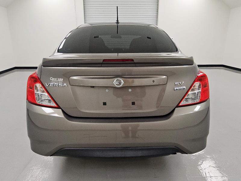  NISSAN VERSA 2017 Серый