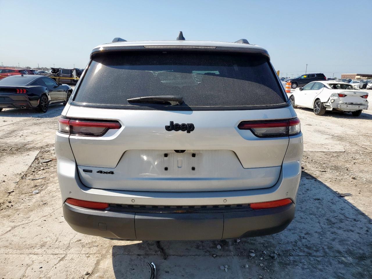 1C4RJKAG3M8210272 2021 Jeep Grand Cherokee L Laredo