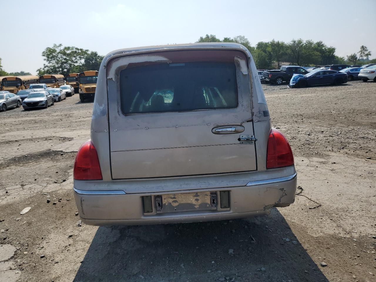 2003 Lincoln Town Car Executive VIN: 1L1FM81W23Y640410 Lot: 69024535