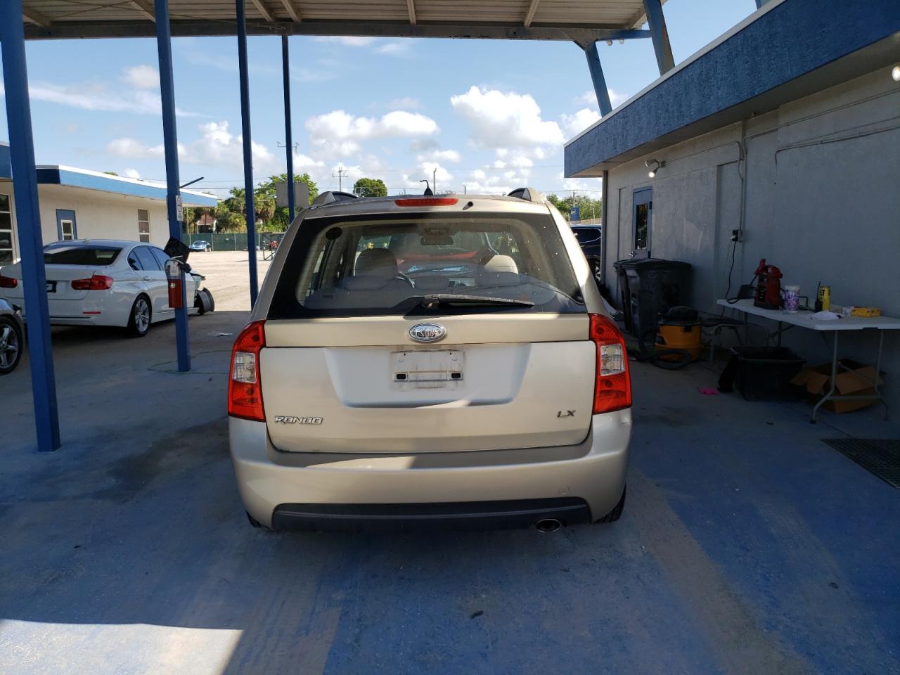 2007 Kia Rondo Base VIN: KNAFG525677046328 Lot: 67580345