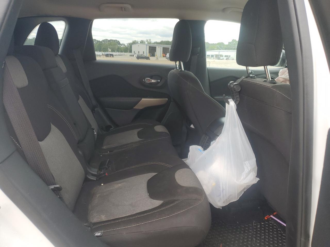 2018 Jeep Cherokee Latitude VIN: 1C4PJLCB2JD595339 Lot: 70696945