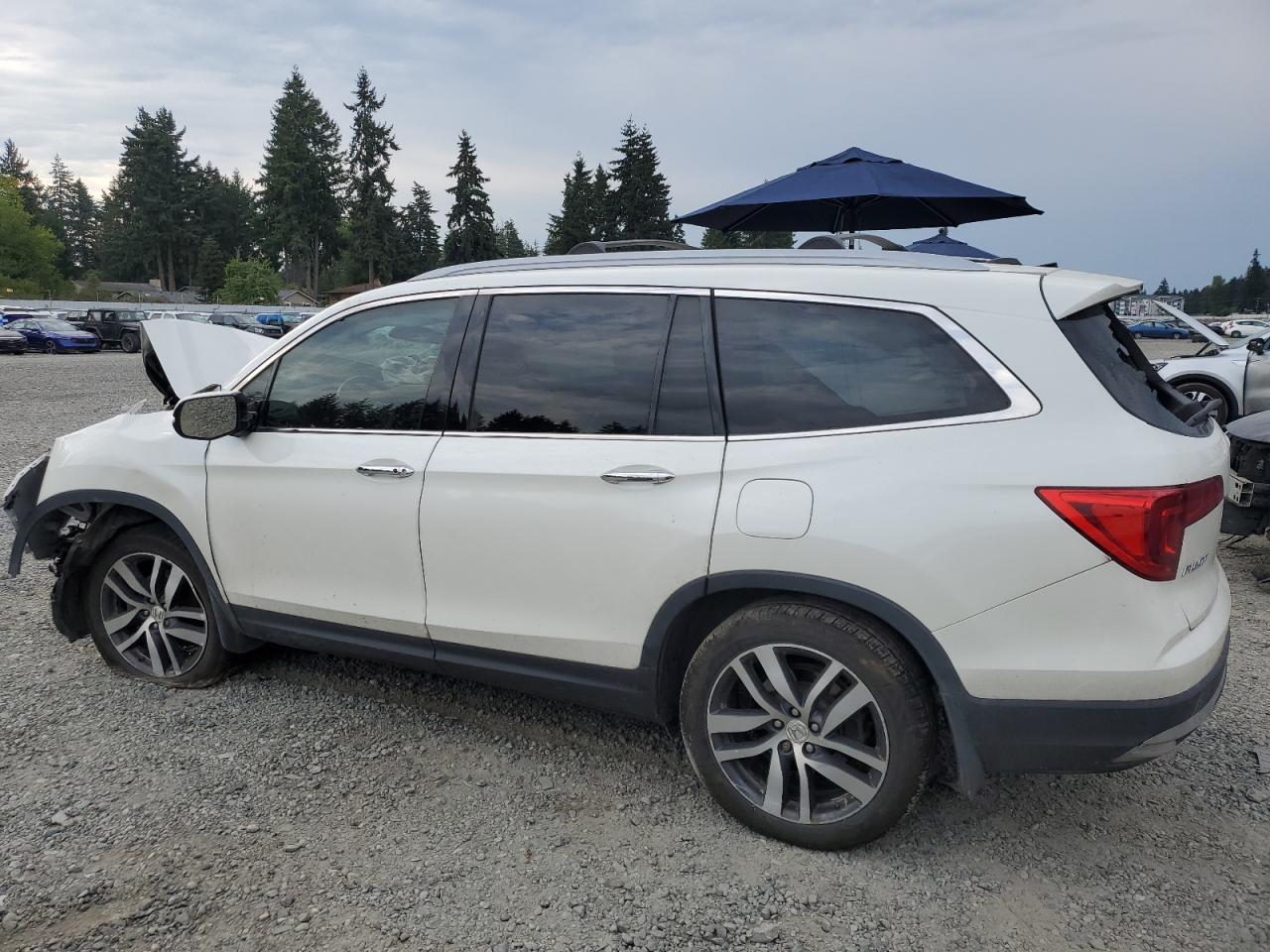2018 Honda Pilot Touring white null gas 5FNYF6H91JB018033 photo #3