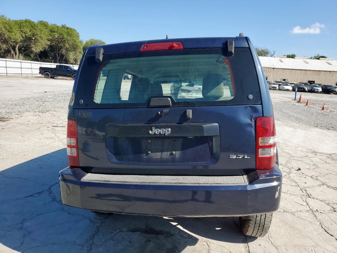 2008 Jeep Liberty Sport VIN: 1J8GP28K08W188239 Lot: 70905795