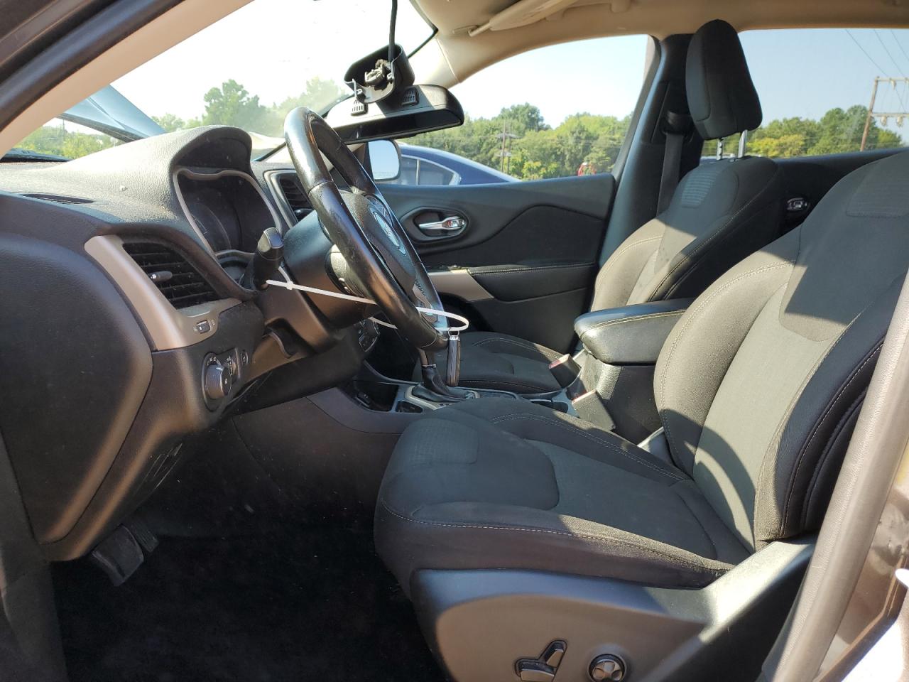 2017 Jeep Cherokee Latitude VIN: 1C4PJLCSXHW585477 Lot: 69310115