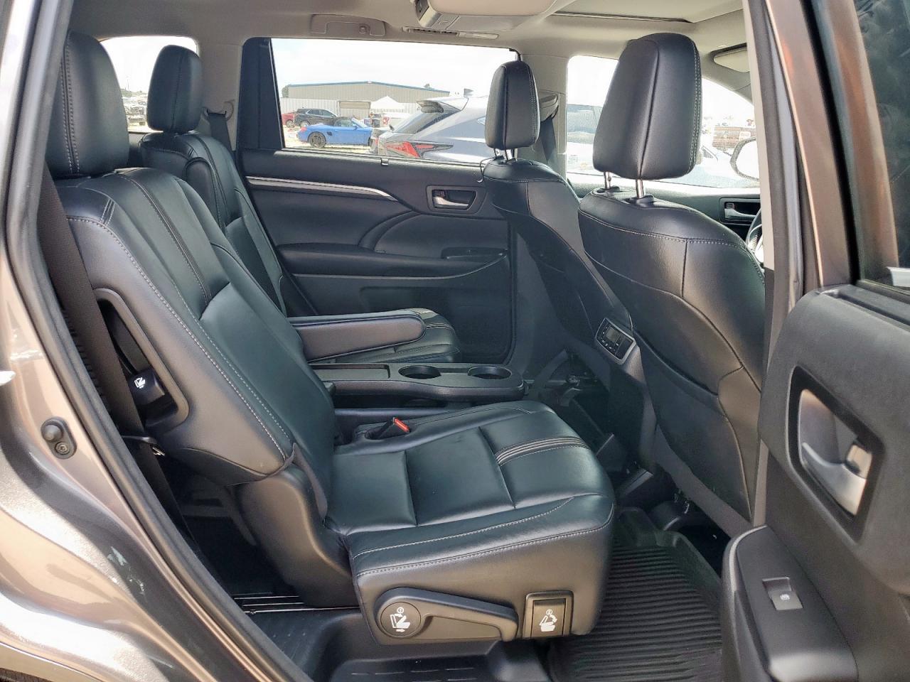 2018 Toyota Highlander Se VIN: 5TDJZRFH8JS897918 Lot: 68785845
