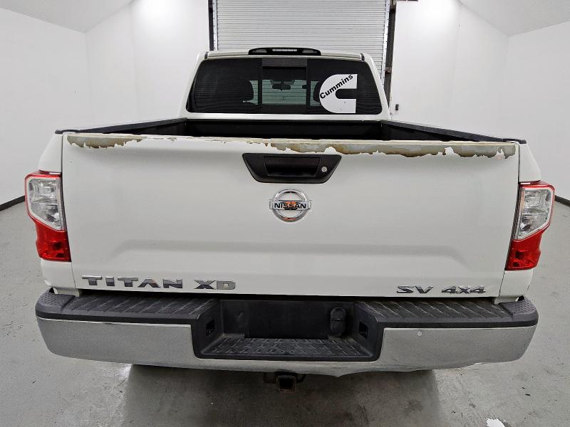  NISSAN TITAN 2017 Biały