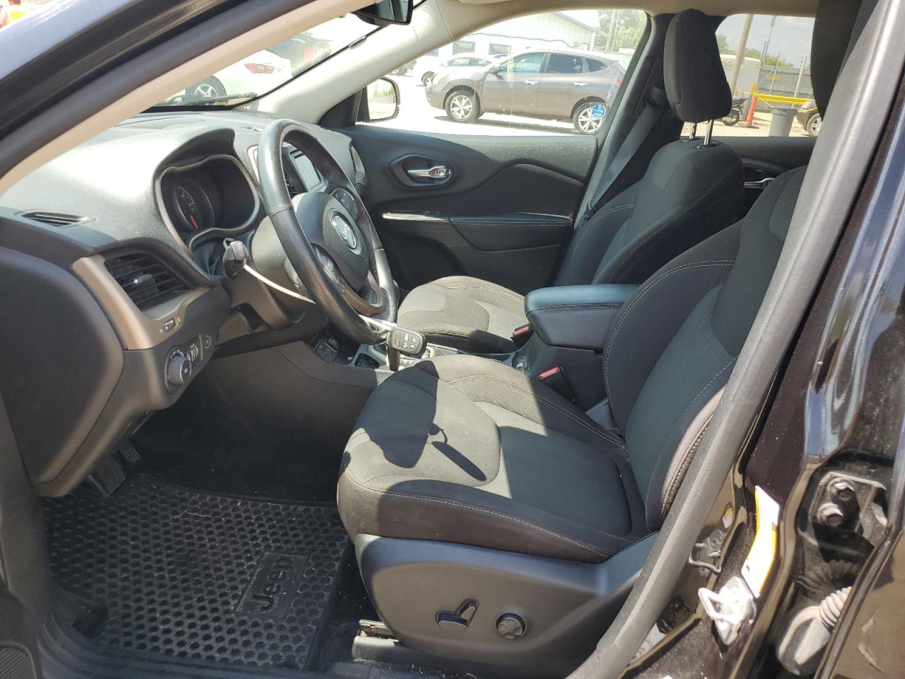 2016 Jeep Cherokee Latitude VIN: 1C4PJLCB0GW135335 Lot: 67112205