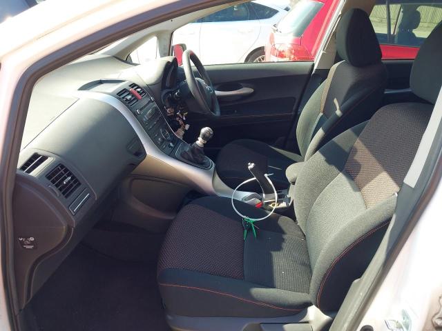 2011 TOYOTA AURIS SR V