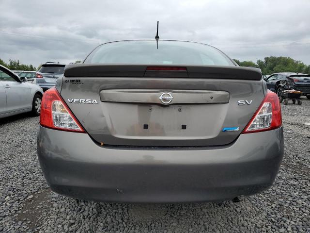 Sedans NISSAN VERSA 2013 Srebrny