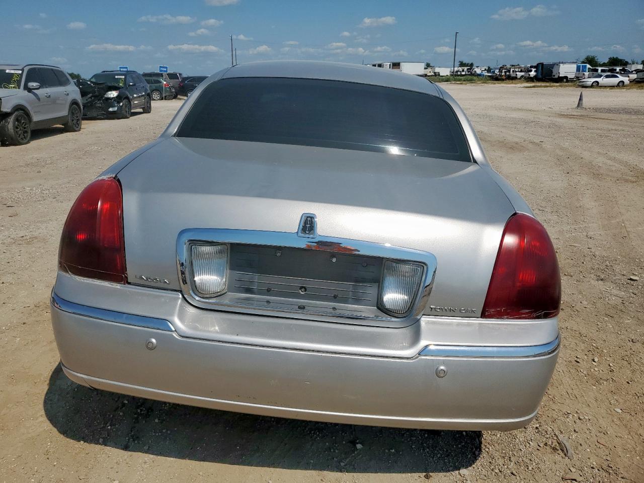 2003 Lincoln Town Car Signature VIN: 1LNHM82W13Y608408 Lot: 68421325