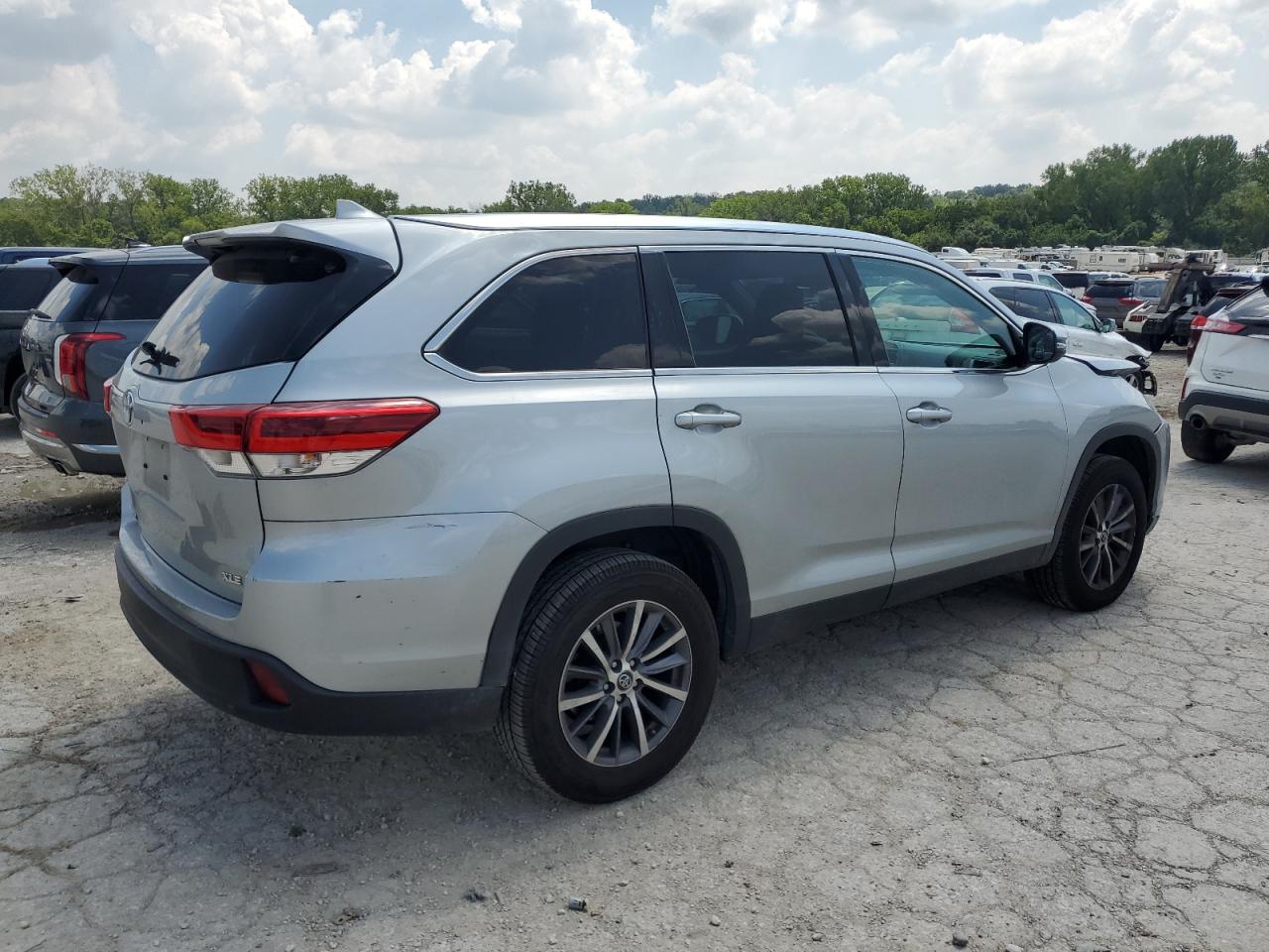 2019 Toyota Highlander Se silver null gas 5TDKZRFH8KS558498 photo #4