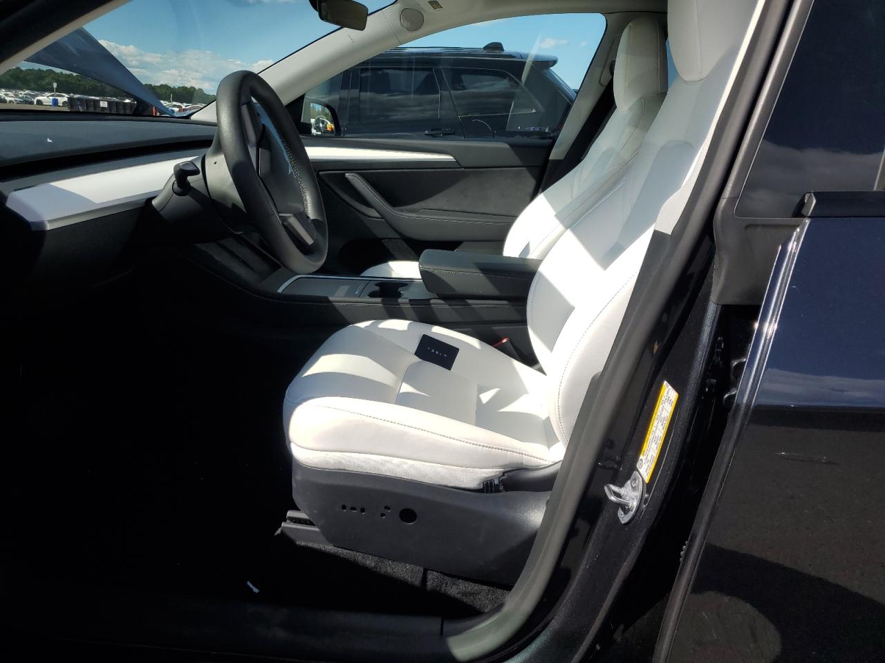 2025 Tesla Model Y VIN: 7SAYGDEDXSF227639 Lot: 70137355