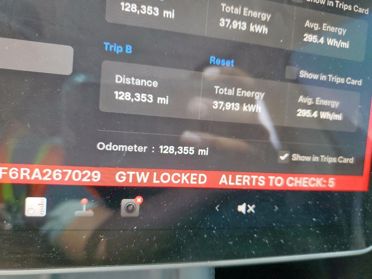 2024 Tesla Model Y VIN: 7SAYGDEF6RA267029 Lot: 70156445