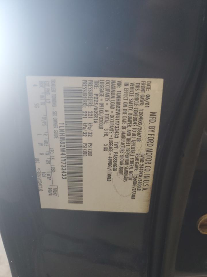 2001 Lincoln Town Car Signature VIN: 1LNHM82W41Y733433 Lot: 68140525