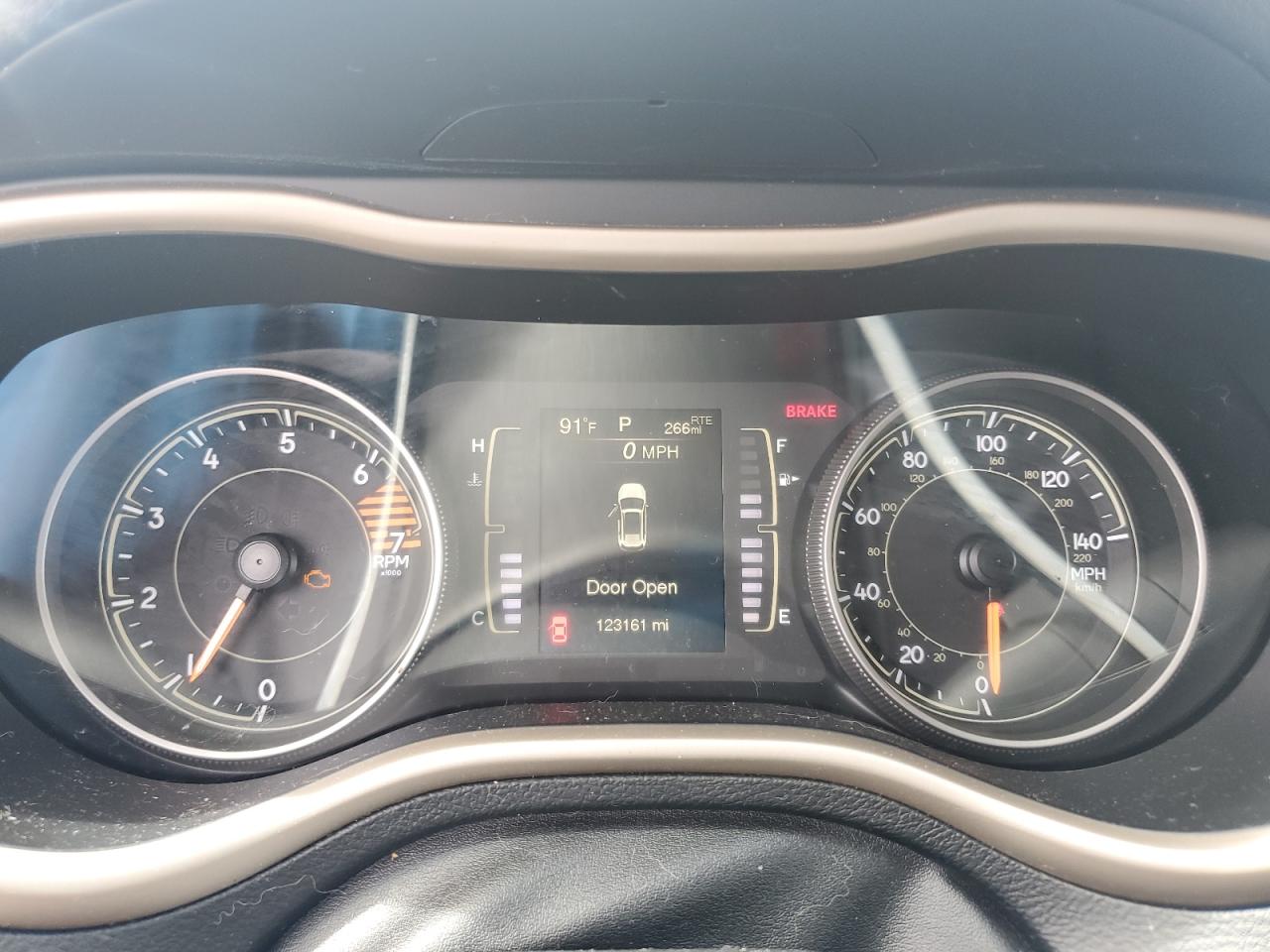 2017 Jeep Cherokee Latitude VIN: 1C4PJLCBXHW643670 Lot: 68248965