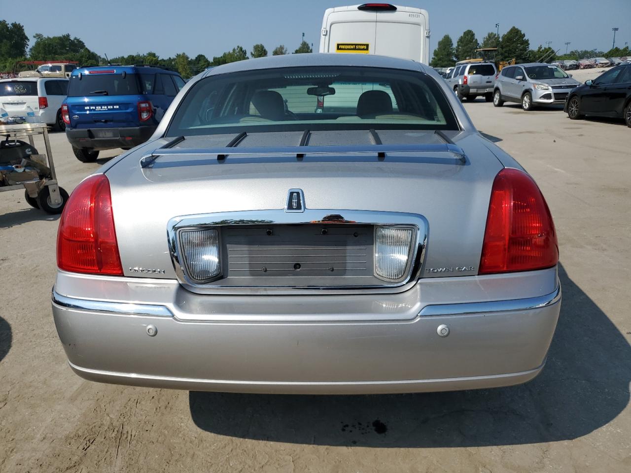 2003 Lincoln Town Car Signature VIN: 1LNHM82W33Y703732 Lot: 67840145