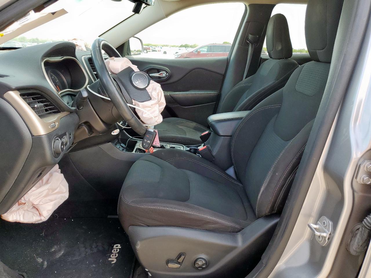 2016 Jeep Cherokee Latitude VIN: 1C4PJLCS9GW217483 Lot: 70473485